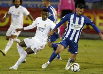 Jugadores del Real Madrid y Alcoyano jugando un partido