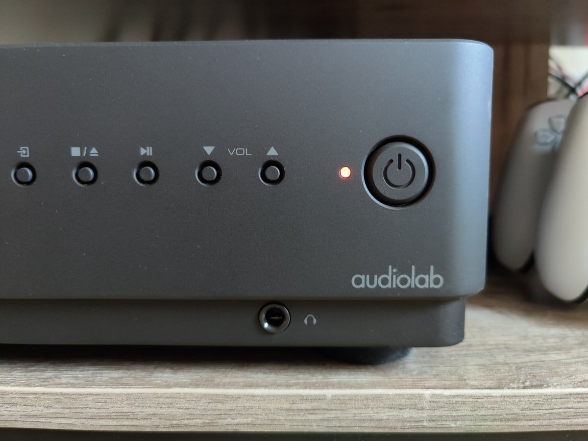 análisis Audiolab Omnia botón de encendido