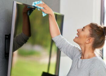 Cómo limpiar correctamente la pantalla de tu televisor para que no sufra daños