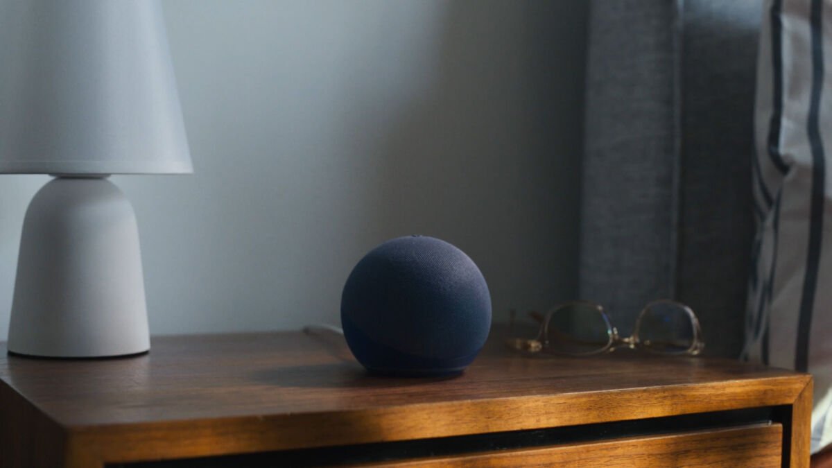 El regalo perfecto del Amigo Invisible es este Amazon Echo Dot con dos bombillas WiFi por 39,99 euros