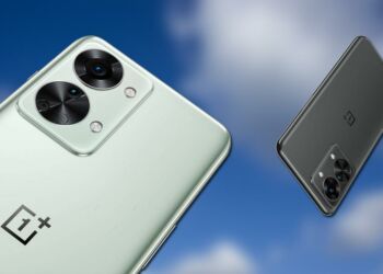 OnePlus Nord 2 con fondo de nubes