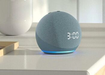 Altavoz Amazon Echo de color blanco