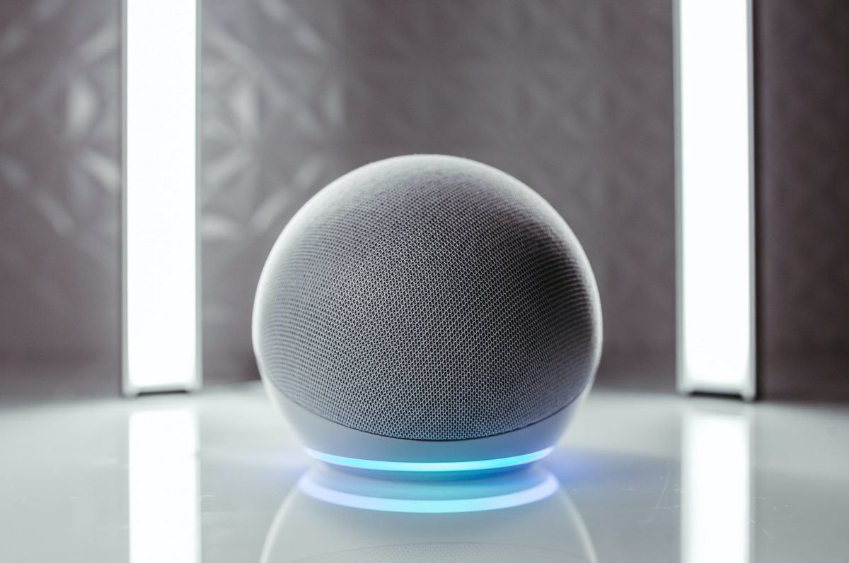 Amazon Echo Dot con enchufe o bombilla inteligente gratis para que montes un hogar conectado desde 34 euros