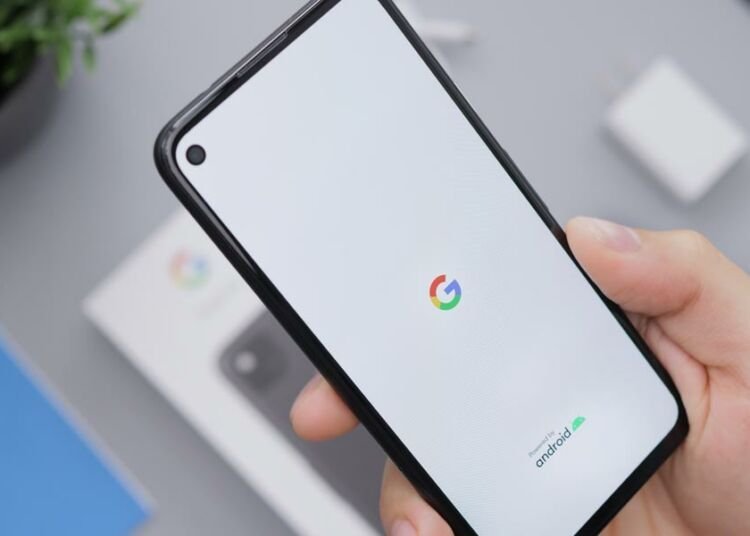 Smartphone con sistema operativo Android y logotipo de Google