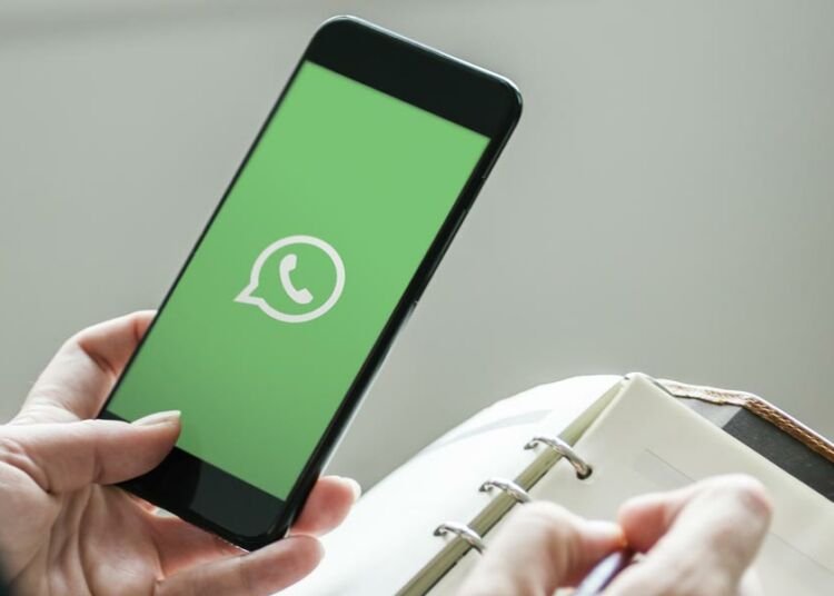 Logotipo de WhatsApp en la pantalla de un smartphone