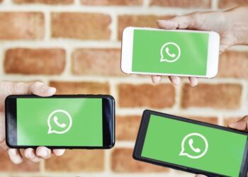 Varios teléfonos con WhatsApp