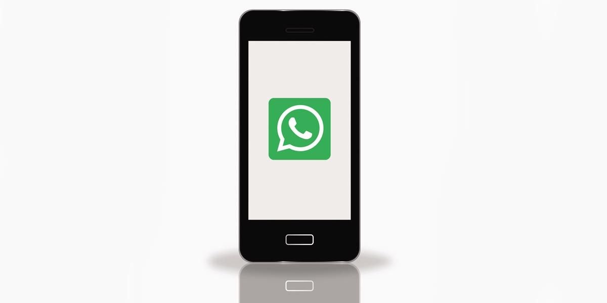 Smartphone con el logo de WhatsApp