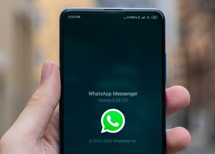 App WhatsApp en un teléfono