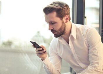 Chico utilizando un smartphone Android