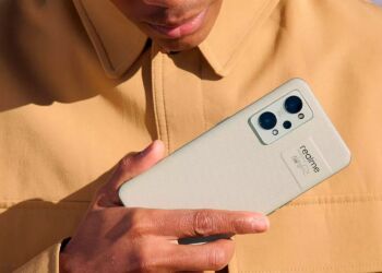 Trasera de un teléfono de realme