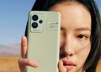 Chica con teléfono de realme