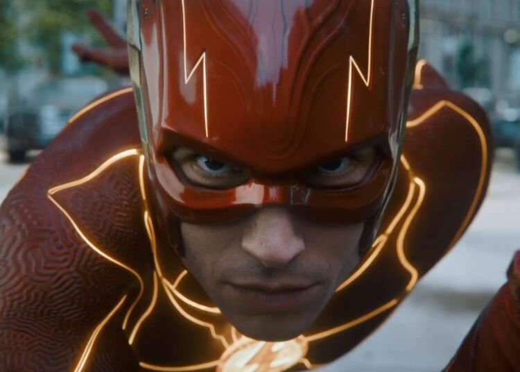 Michael Keaton vuelve a ser Batman en el nuevo tráiler 'The Flash' que nos deja muy claro que siguen prefieriendo a Ezra Miller