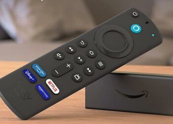 Un Fire TV Stick encima de una mesa