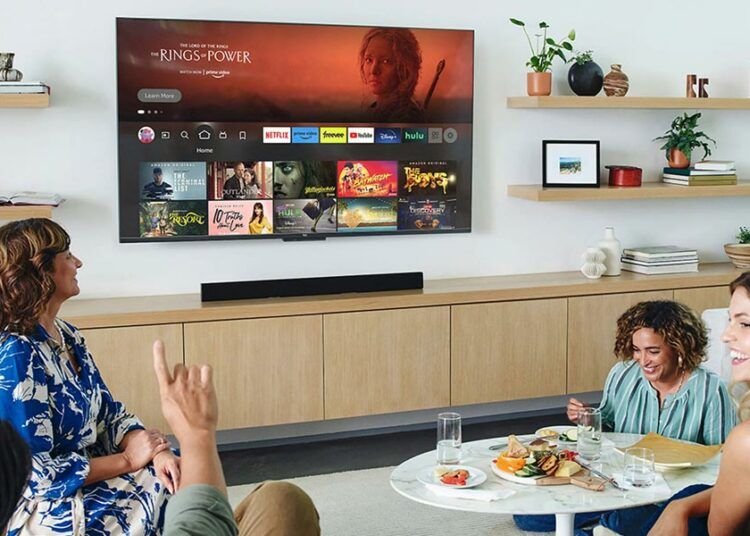 Smart TV Omni QLED de Amazon en la pared