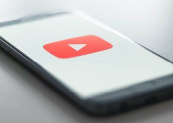 Logo de YouTube en un teléfono