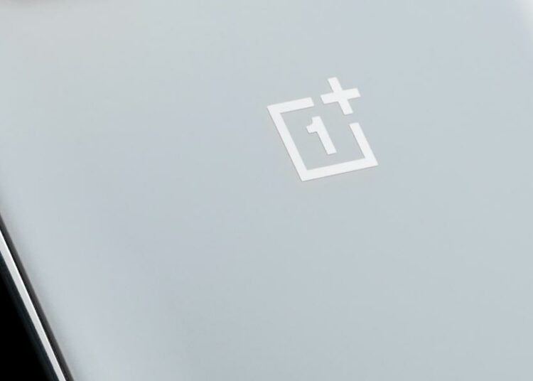Logotipo de OnePlus en un teléfono