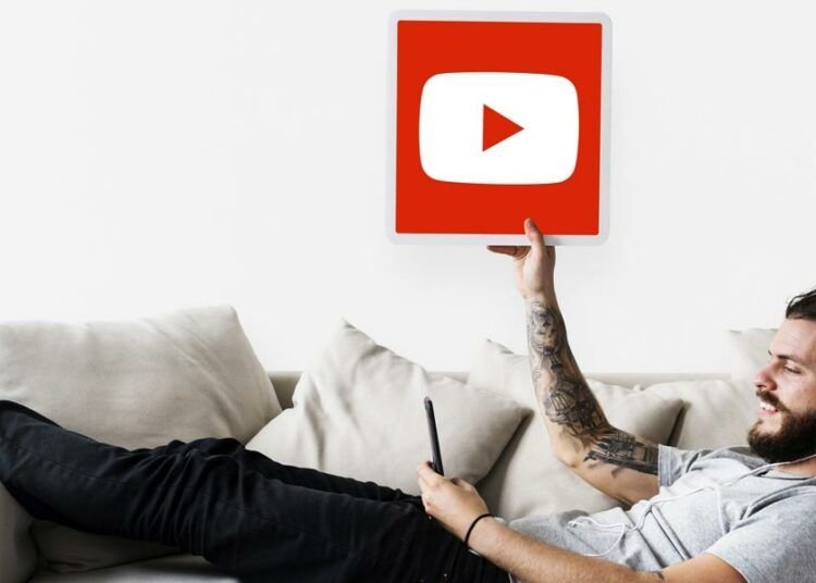 Chico con un logo de YouTube Music