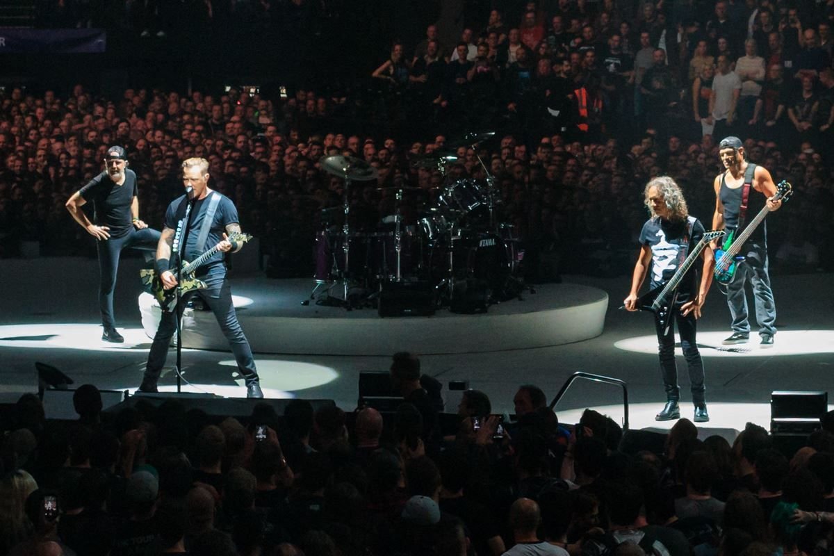 Metallica vende tantos discos de vinilo que ha decidido comprar su propia fábrica