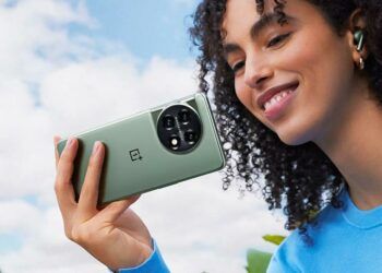 Chica con un OnePlus 11