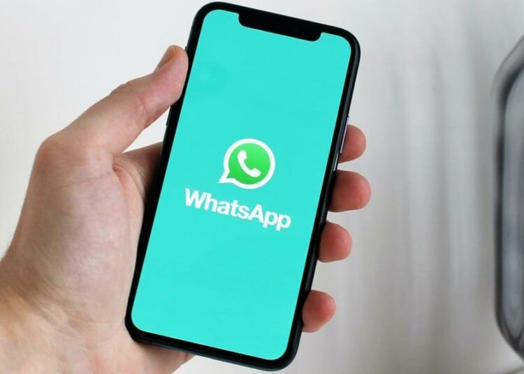 Smartphone con imagen de WhatsApp