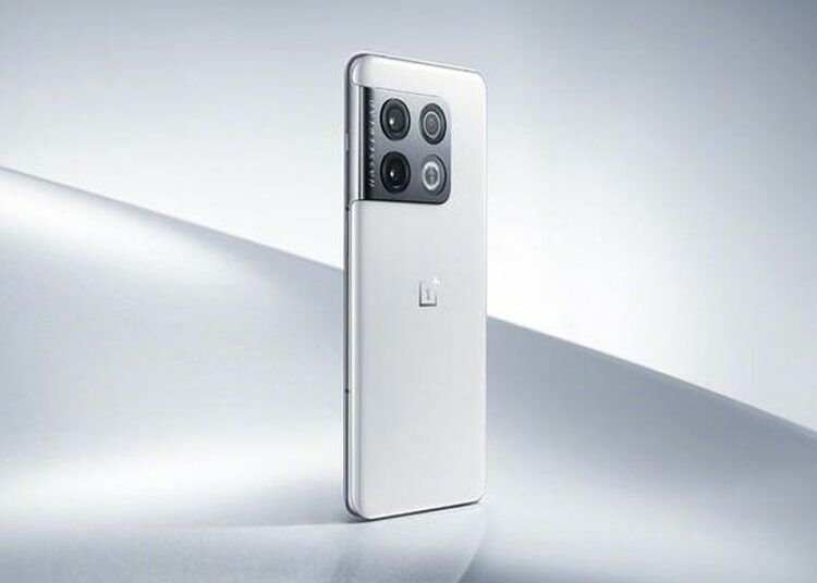 OnePlus 10 Pro de color blanco