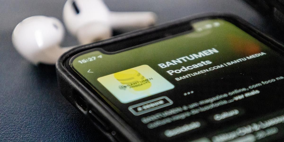 Spotify en un smartphone con auriculares