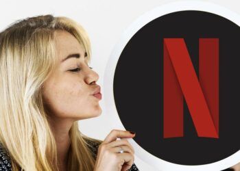 Chica con logo de Netflix