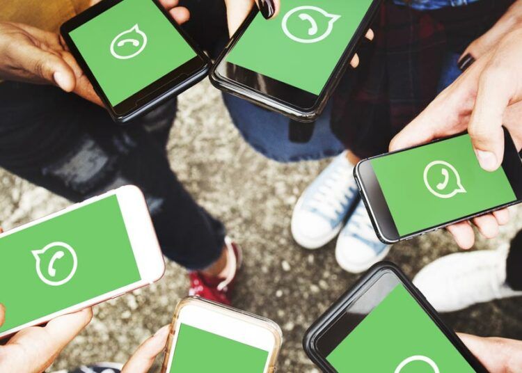 Varis teléfonos con WhatsApp