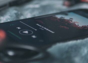 Teléfono con la aplicación Spotify