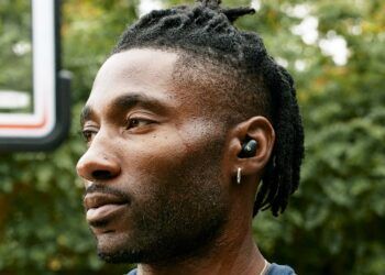 Chico utiliznado los Beats Studio Buds+