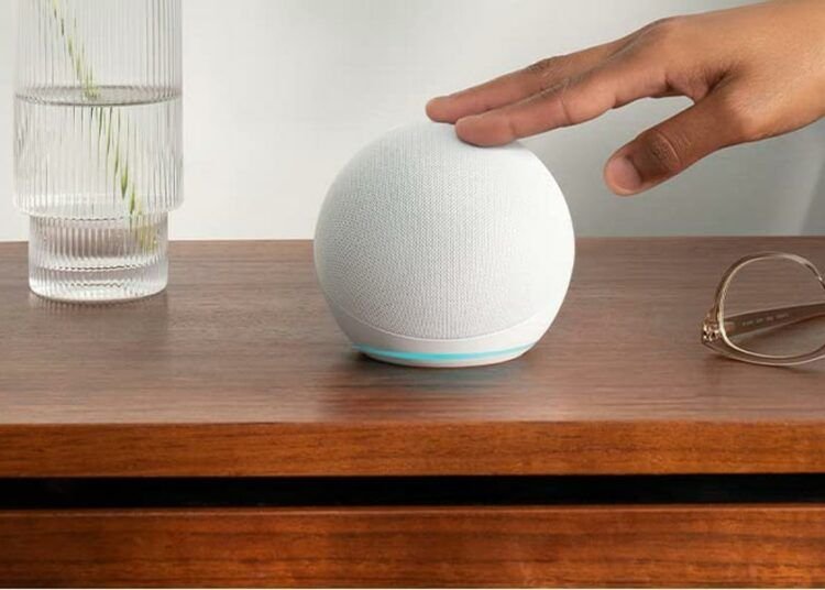 Amazon Echo Dot balanco en una mesa