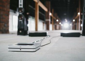 Bluesound Node X de color plata