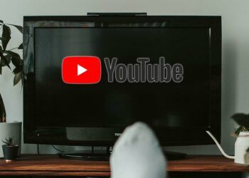 Smart TV con logo de YouTube