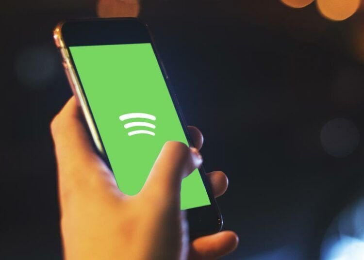 Smartphone con el logotipo de Spotify
