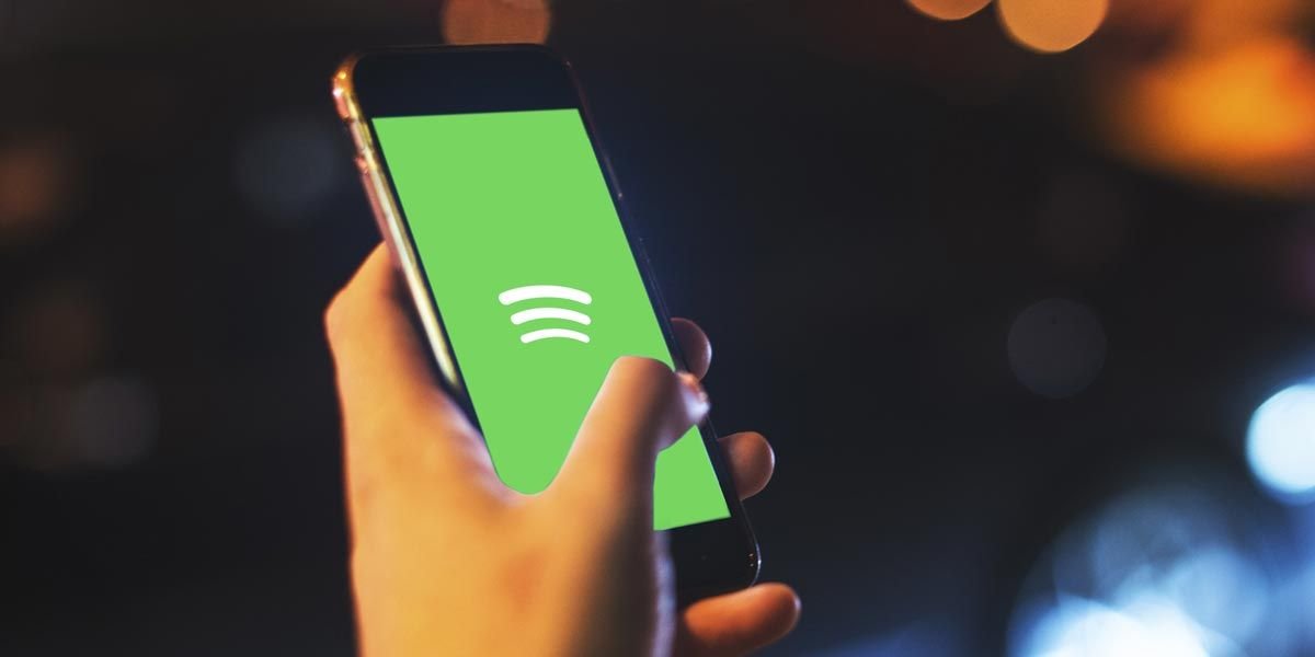 Smartphone con el logotipo de Spotify