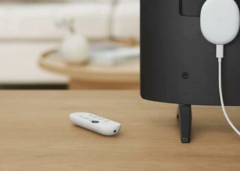 Mando de Chromecast con Google TV en una mesa