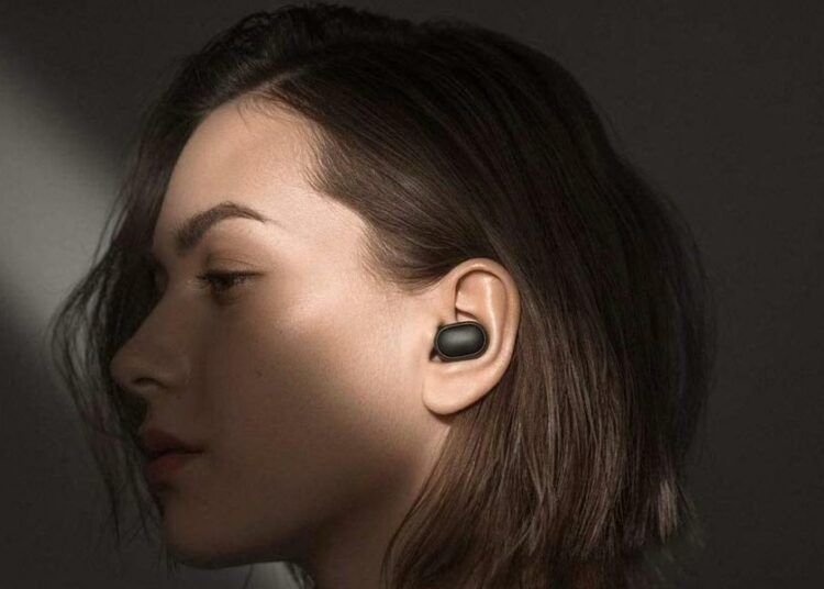 Chica con los auriculares Xiaomi Redmi AirDots 2
