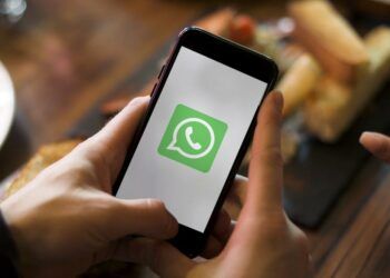Uso de la aplicación WhatsApp en un smartphone