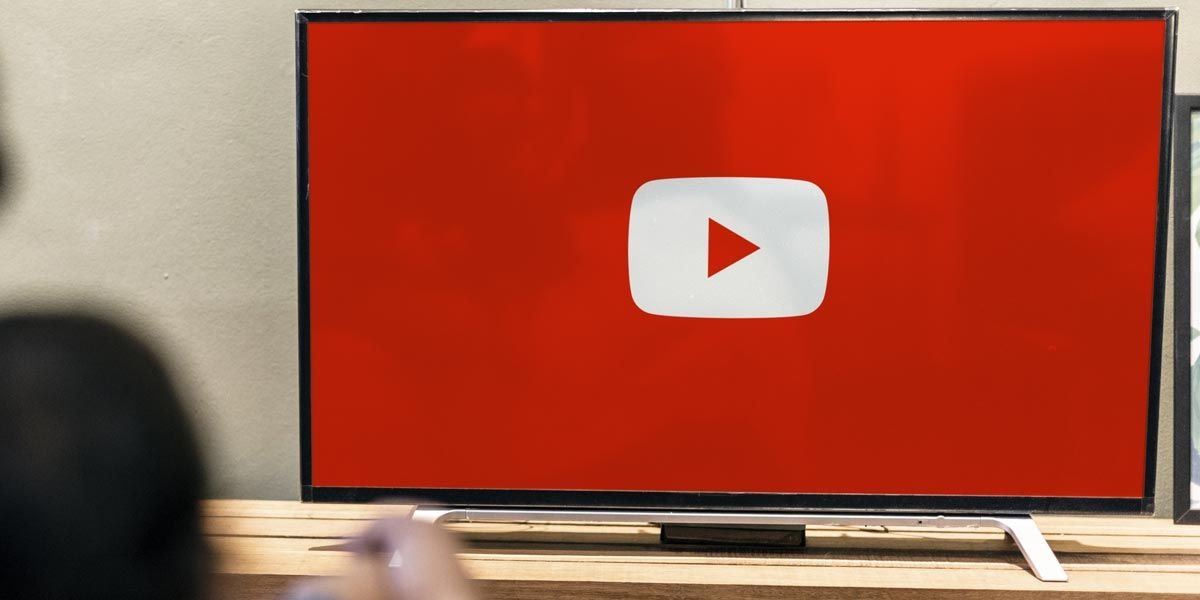 Televisor con YouTube TV en la pantalla