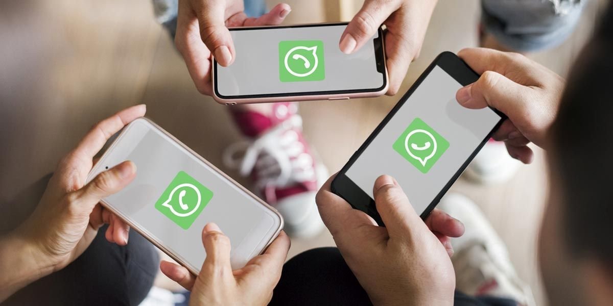 Varios teléfonos con la aplicación WhatsApp