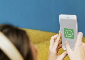 Chica utilizando WhatsApp en el teléfono