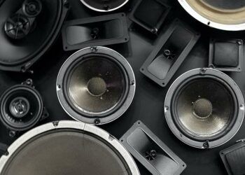 Varios altavoces colocados en un fondo negro