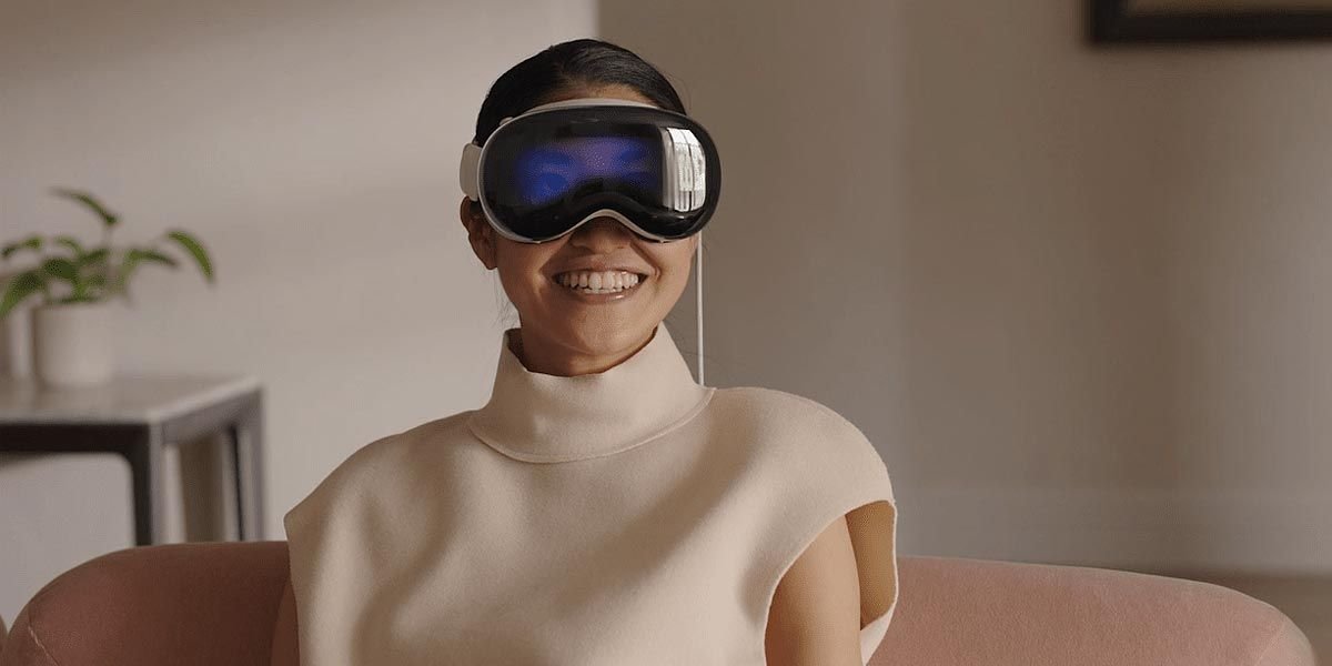Chica con las gafas Apple Vision Pro MicroLED, Samsung está convencida que es el futuro de la realidad virtual y no los actuales Micro OLED