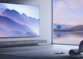 Huawei Smart Screen S3 Pro colgada en la pared