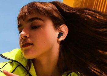 Chica con los Redmi Buds 4 Active