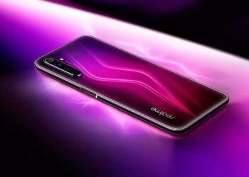 Teléfono realme con luz rosa