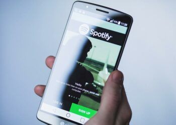 Teléfono con la aplicación Spotify