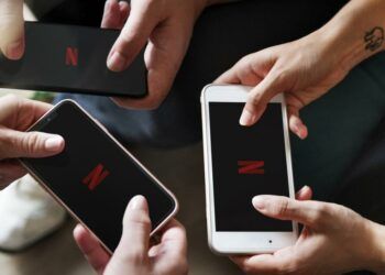Varios teléfonos con el logotipo de Netflix