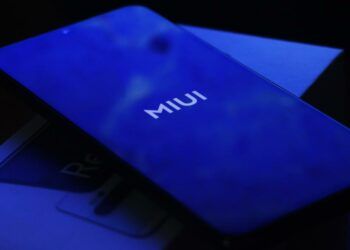 Logo de MIUI en un teléfono de Xiaomi