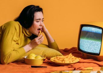 Chica viendo una tele de tubo